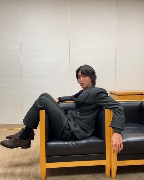 個性的な座り方で黒スーツ姿を披露した山崎賢人に 今日一段とかっこいい とてもリラックスしている の声 芸能エンタメちゃんねる
