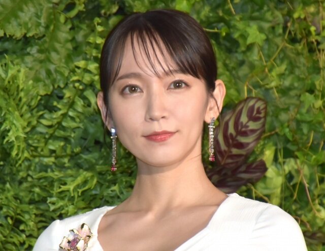 吉岡里帆、胸元ざっくりな純白ドレス ティファニーのハイジュエリーに負けない輝き 芸能エンタメちゃんねる